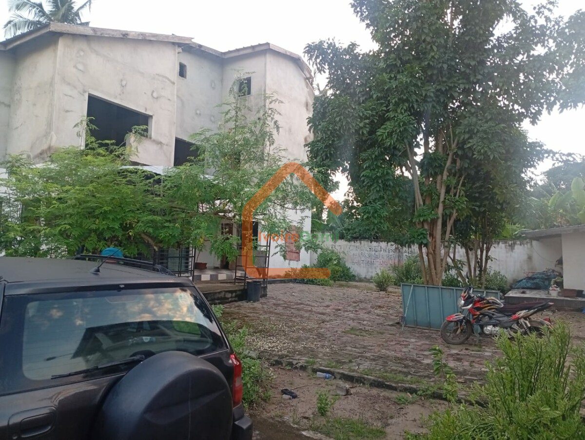 VILLA DUPLEX INACHEVEE EN VENTE A BINGERVILLE AVEC VUE LAGUNAIRE