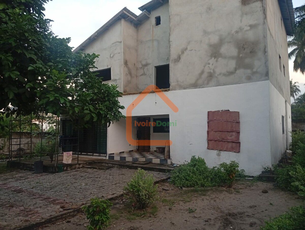 VILLA DUPLEX INACHEVEE EN VENTE A BINGERVILLE AVEC VUE LAGUNAIRE