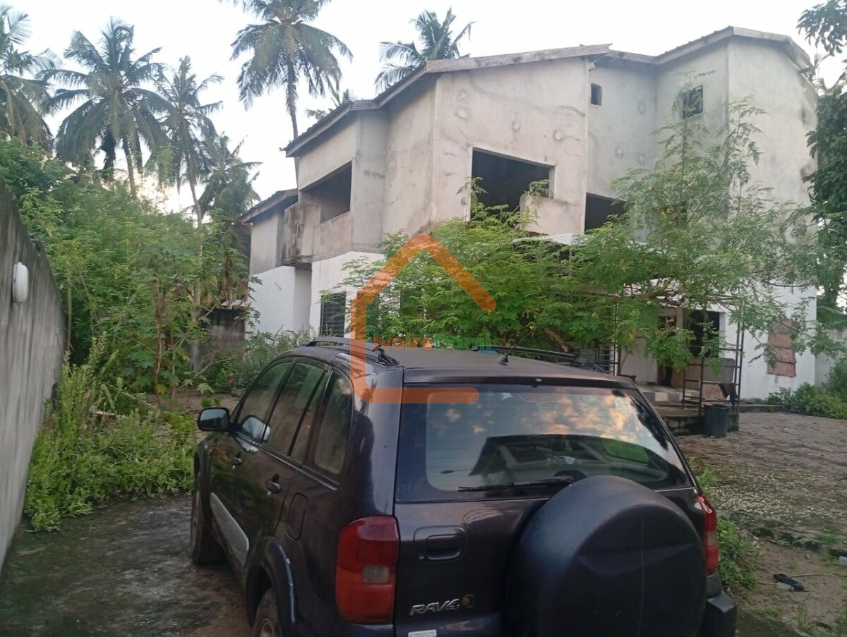 VILLA DUPLEX INACHEVEE EN VENTE A BINGERVILLE AVEC VUE LAGUNAIRE