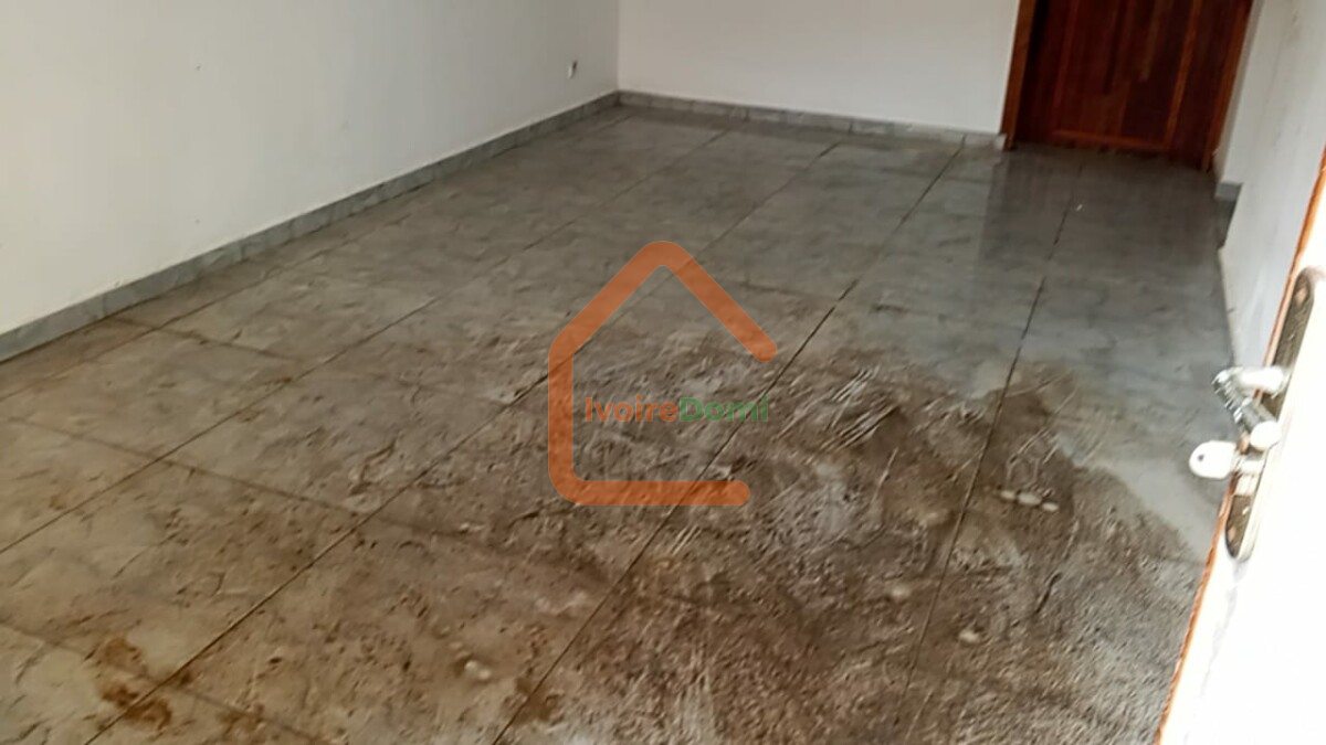 VILLA BASSE INACHEVEE 03 PIECES AVEC DALLE