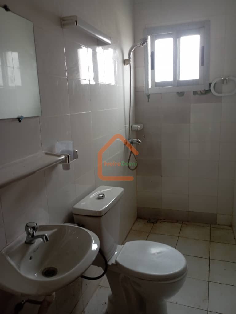 VILLA BASE 4 PIECES INACHEVEE AVEC DALLE/BINGERVILLE cité TP N’zi kan
