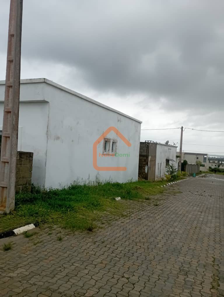 VILLA BASE 4 PIECES INACHEVEE AVEC DALLE/BINGERVILLE cité TP N’zi kan