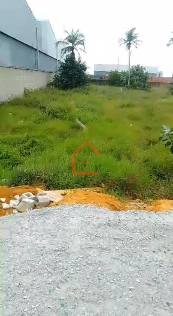 BONNE AFFAIRE/TERRAIN STRATEGIQUE EN VENTE/AUTOROUTE DE BASSAM à 120 m du goudron