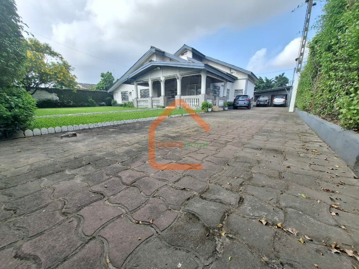 A VENDRE : VILLA DUPLEX D’EXCEPTION A TREICHVILLE / CITE DES CADRES NON LOIN DE CFAO