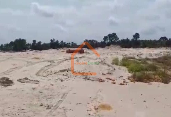 D&rsquo;UNE PARCELLE DE 4 HECTARES CL&Ocirc;TUR&Eacute;E EN BORDURE DE MER