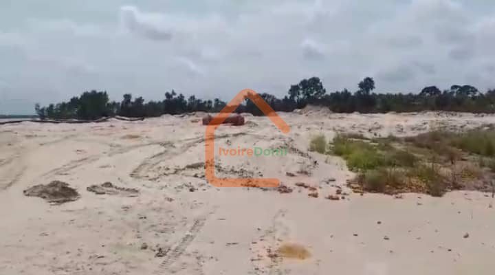 EN VENTE D’UNE PARCELLE DE 4 HECTARES CLÔTURÉE EN BORDURE DE MER