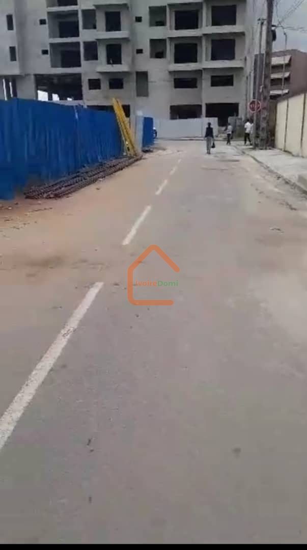 D’un beau Terrain plat entre 2 rues bitumées à la Rivièra 4 World city en bordure de voie/ ACD