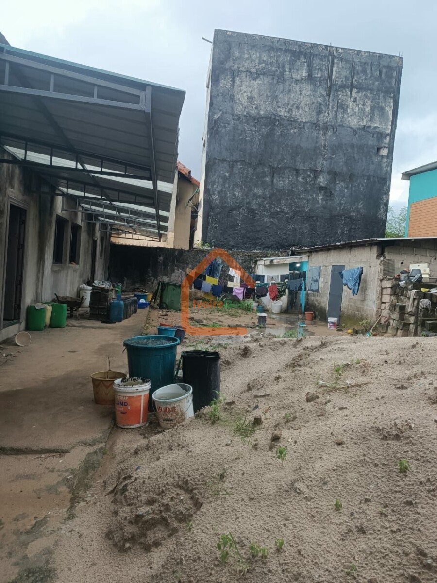 Terrain de 600 m² y compris bâtiment avec fondation R+3
