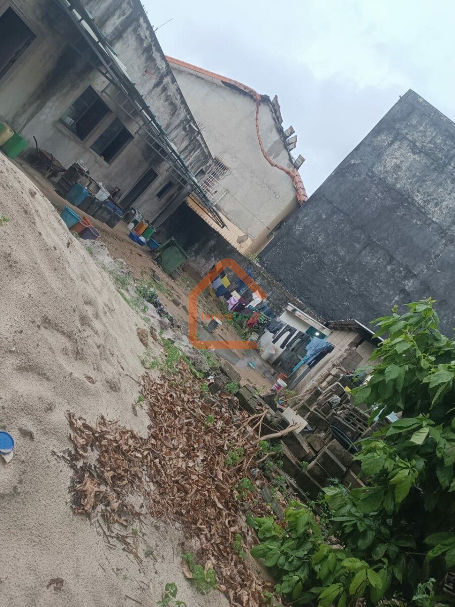 Terrain de 600 m² y compris bâtiment avec fondation R+3