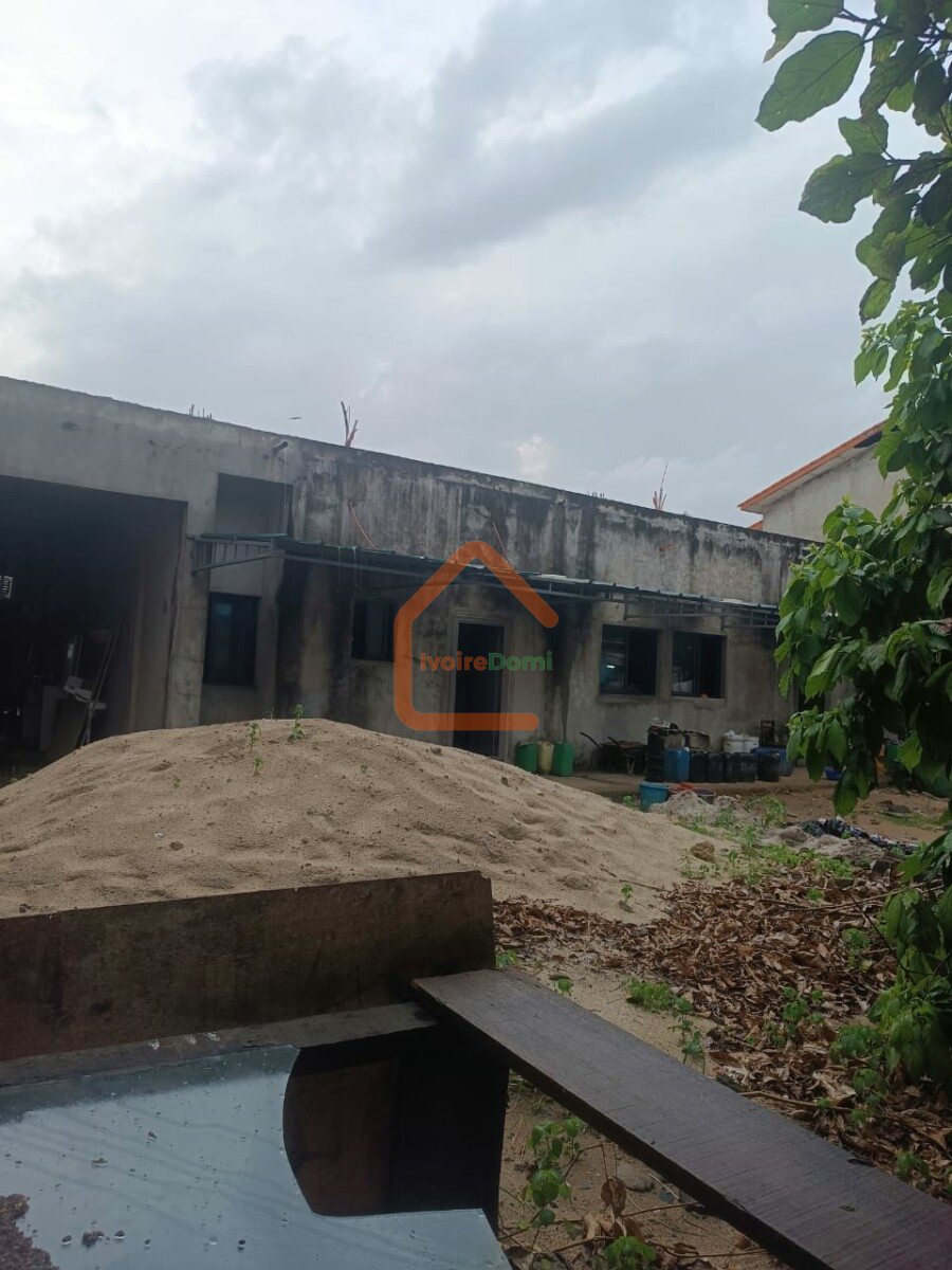 Terrain de 600 m² y compris bâtiment avec fondation R+3