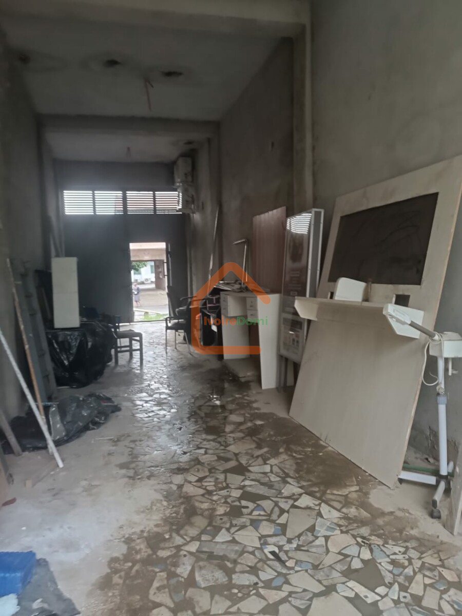 Terrain de 600 m² y compris bâtiment avec fondation R+3