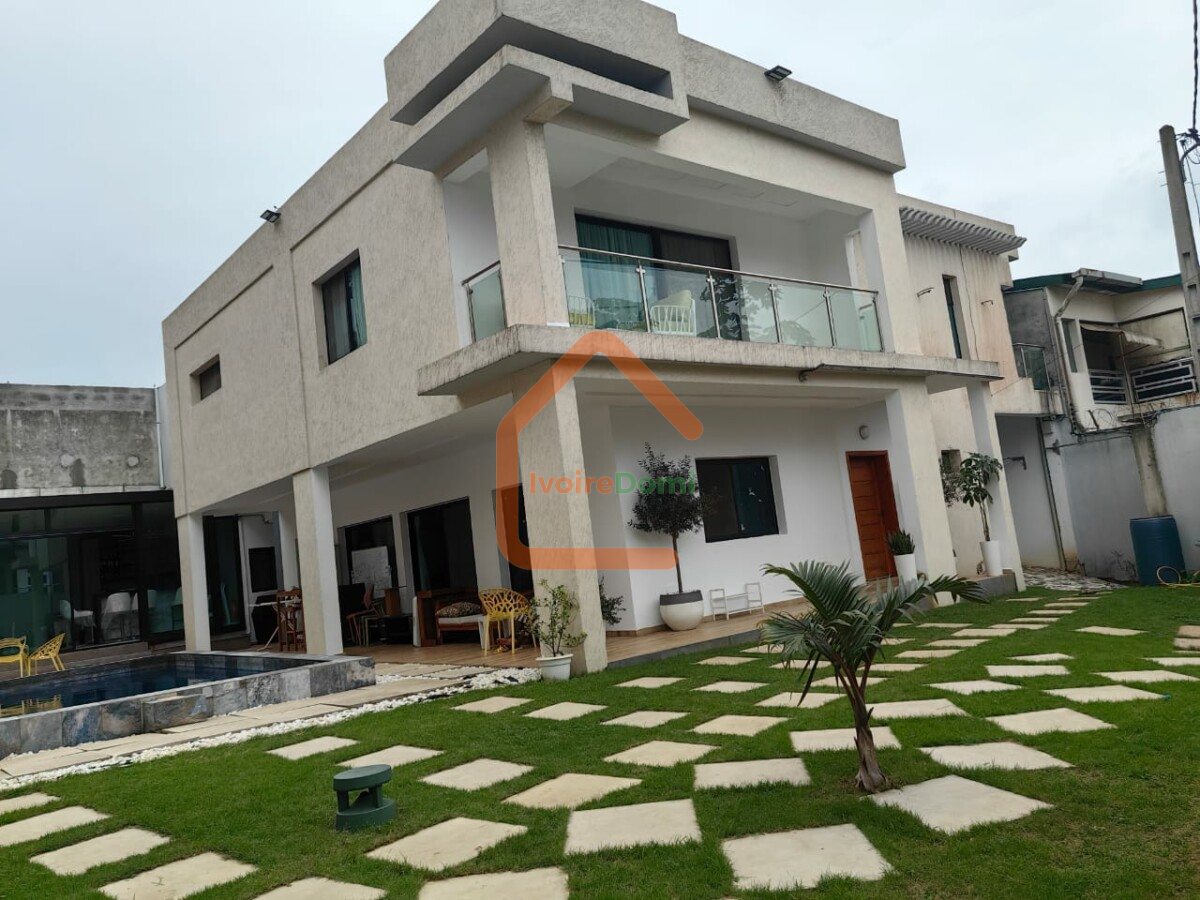 VILLA DUPLEX MODERNE DE 8 PIÈCES AVEC PISCINE ET JARDIN