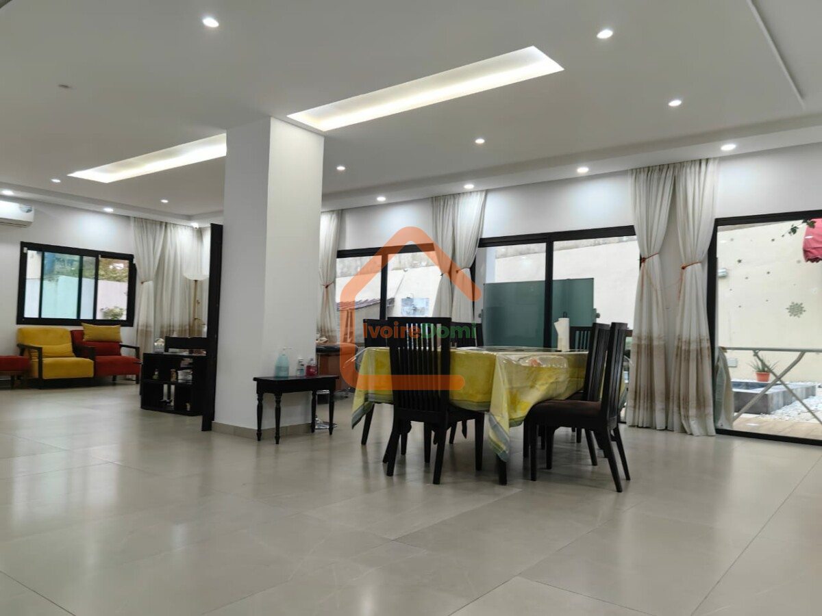 VILLA DUPLEX MODERNE DE 8 PIÈCES AVEC PISCINE ET JARDIN