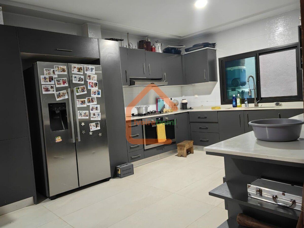 VILLA DUPLEX MODERNE DE 8 PIÈCES AVEC PISCINE ET JARDIN