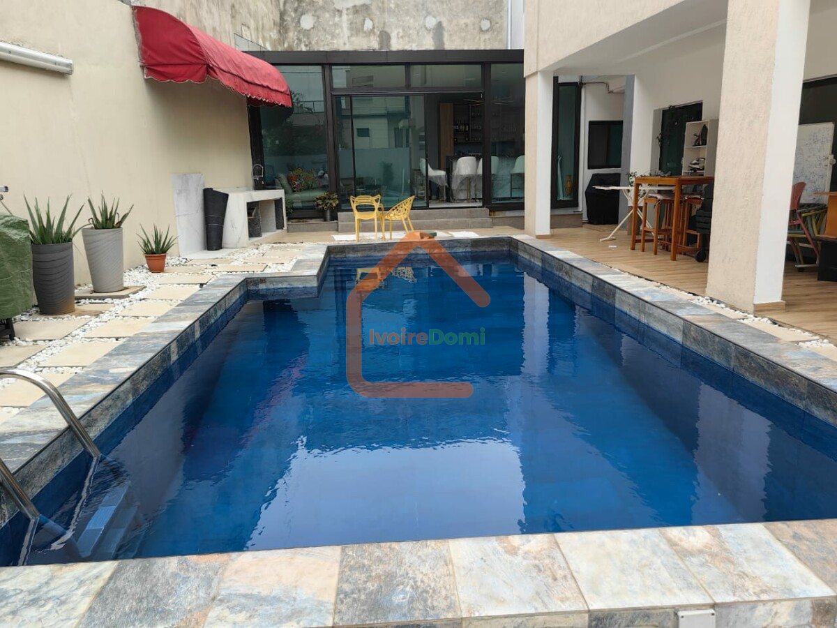 VILLA DUPLEX MODERNE DE 8 PIÈCES AVEC PISCINE ET JARDIN