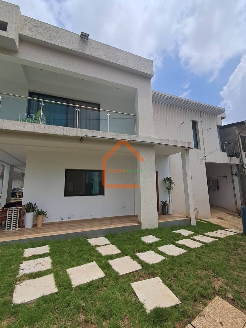 VILLA DUPLEX MODERNE DE 8 PIÈCES AVEC PISCINE ET JARDIN