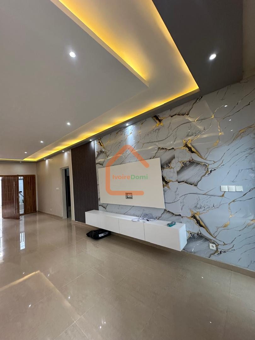 Bingerville adjin après la chefferie une villa basse avec garage de 4 pièces avec cours avant
