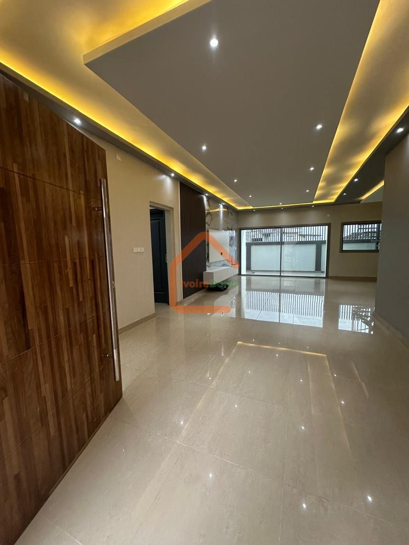 Bingerville adjin après la chefferie une villa basse avec garage de 4 pièces avec cours avant