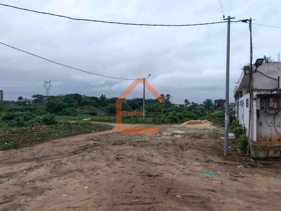 🏡 𝐀̀ 𝐕𝐄𝐍𝐃𝐑𝐄 𝐋𝐎𝐓𝐒 𝐁𝐀̂𝐓𝐈𝐒𝐒𝐀𝐁𝐋𝐄𝐒 📍 Bingerville – Après le Palais, en bordure