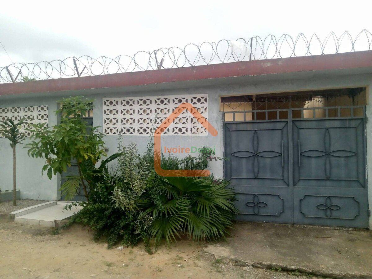 Bingerville adjin après la chefferie une villa basse avec garage de 4 pièces avec cours avant