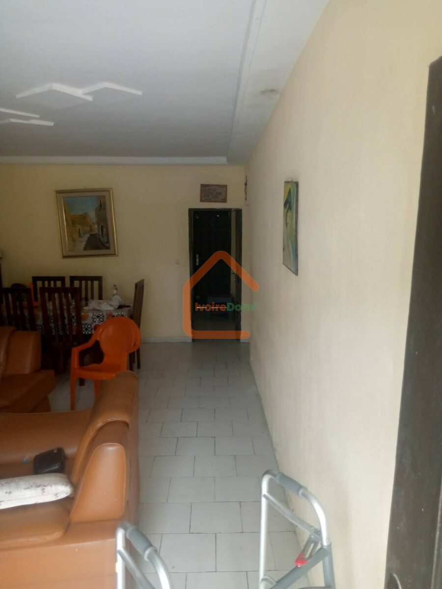 Bingerville adjin après la chefferie une villa basse avec garage de 4 pièces avec cours avant