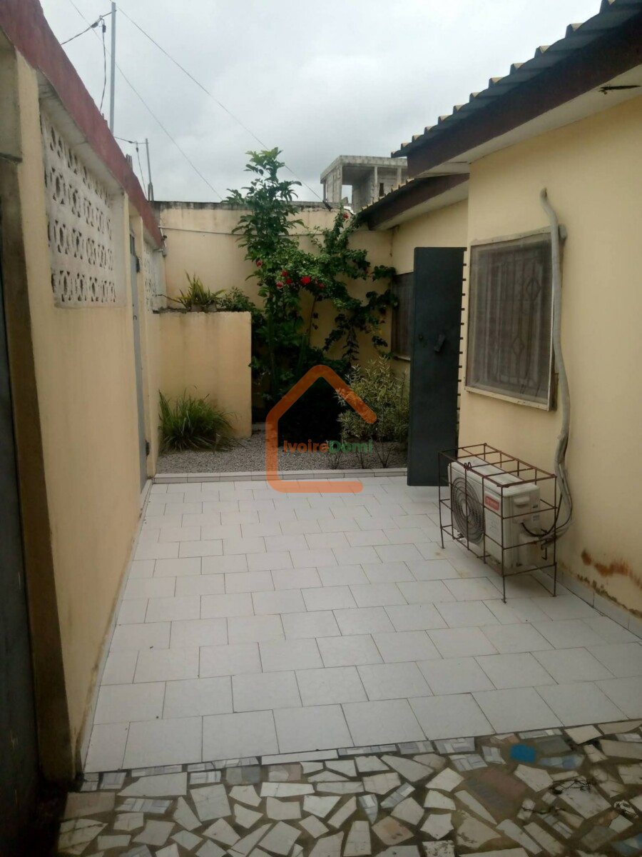 Bingerville adjin après la chefferie une villa basse avec garage de 4 pièces avec cours avant