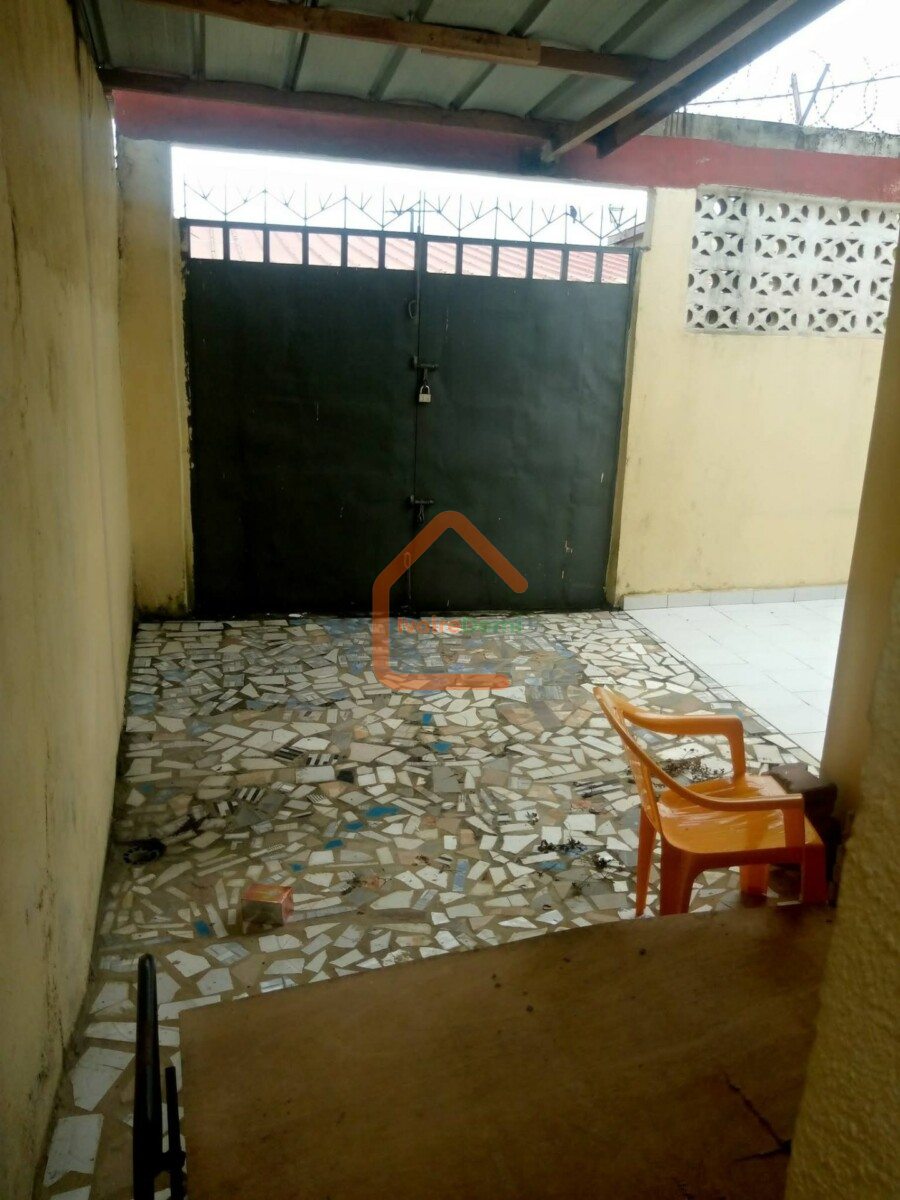 Bingerville adjin après la chefferie une villa basse avec garage de 4 pièces avec cours avant