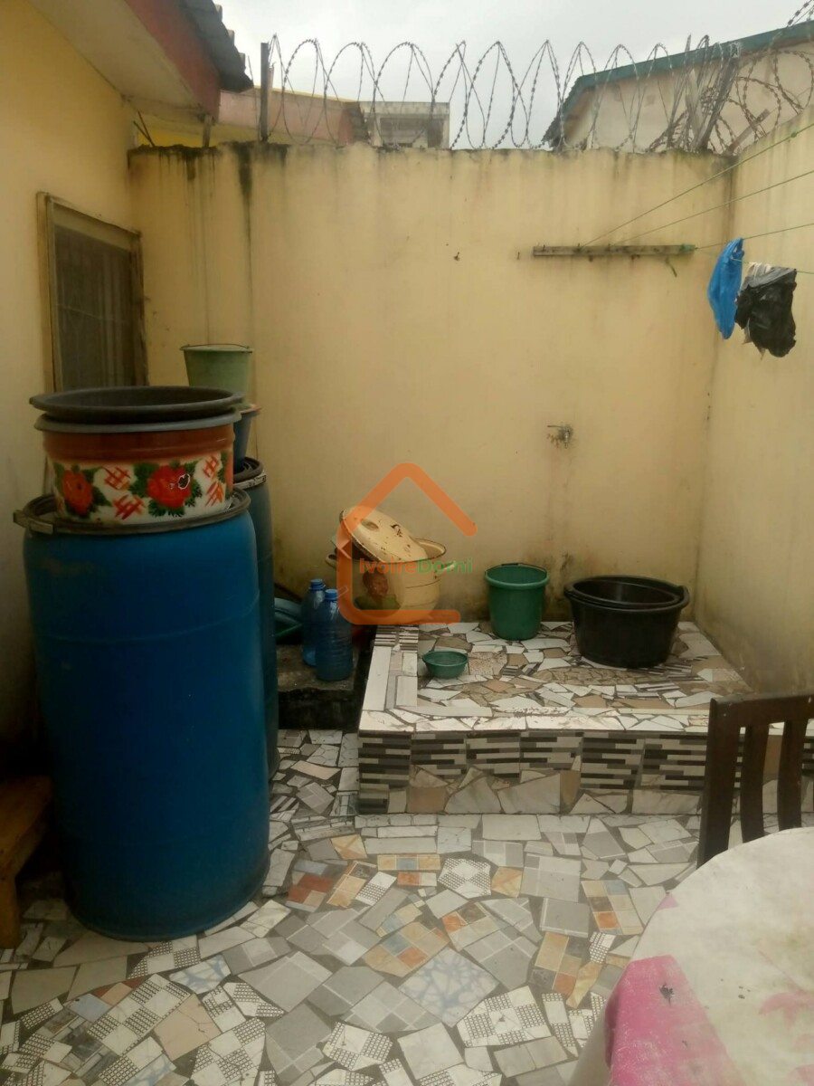 Bingerville adjin après la chefferie une villa basse avec garage de 4 pièces avec cours avant