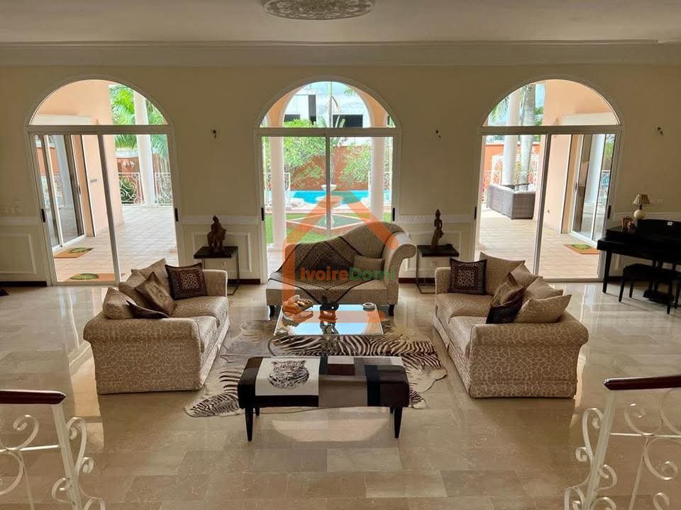 Villa d’architecte 8 pièces à vendre à Cocody Riviera 3