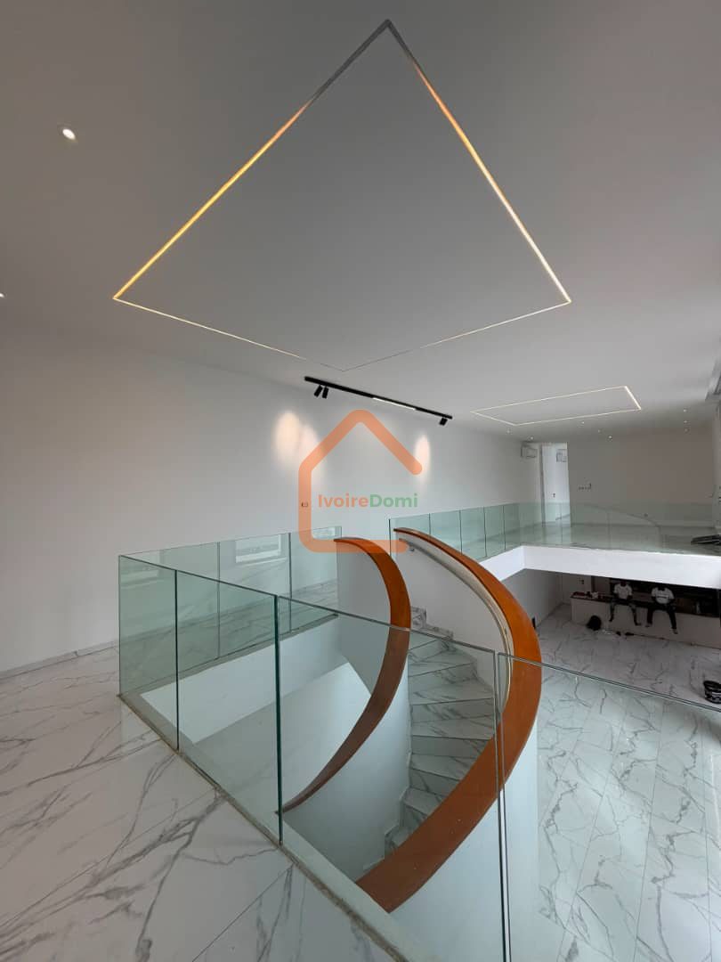 Villa d’architecte 8 pièces à vendre à Cocody Riviera 3