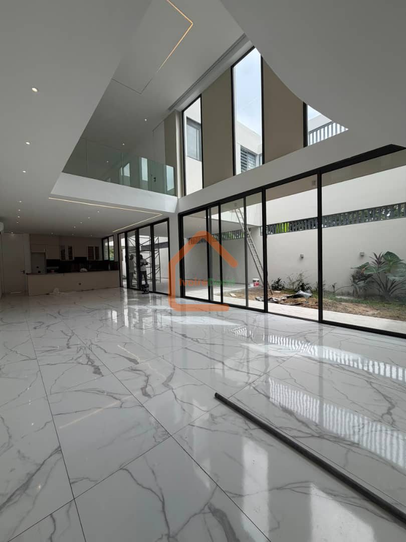 Villa d’architecte 8 pièces à vendre à Cocody Riviera 3