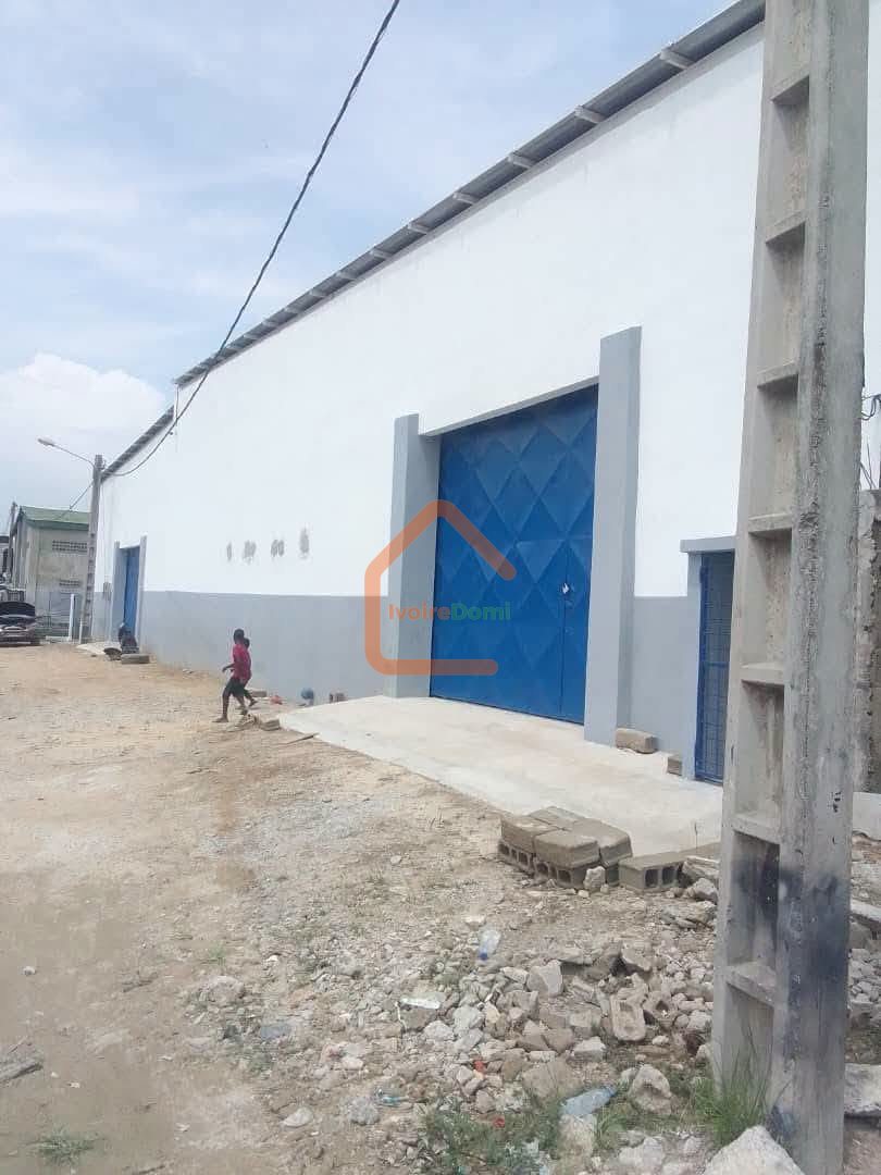 ENTREPOT COMMERCIAL EN VENTE