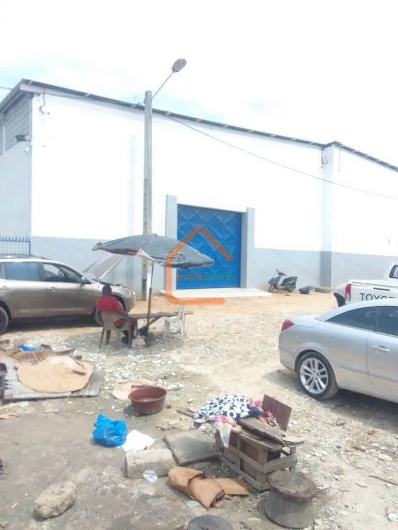 ENTREPOT COMMERCIAL EN VENTE
