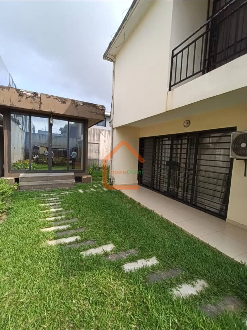 Triplex 8 pièces a bingerville FEH KESSÉ non loin de l’église notre dame de l’annonciation