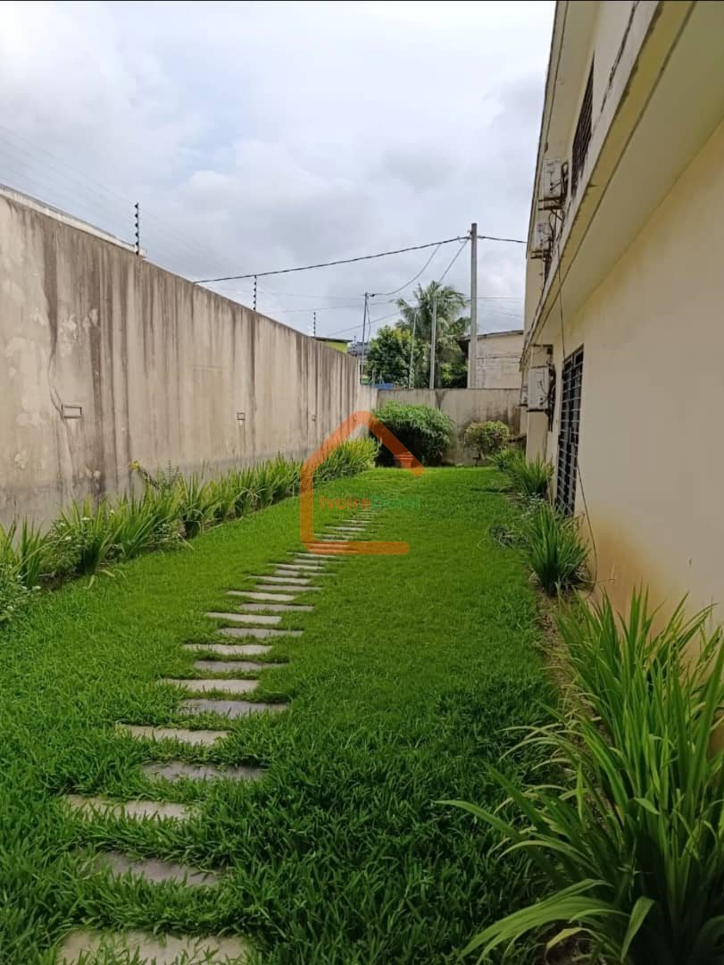 Triplex 8 pièces a bingerville FEH KESSÉ non loin de l’église notre dame de l’annonciation