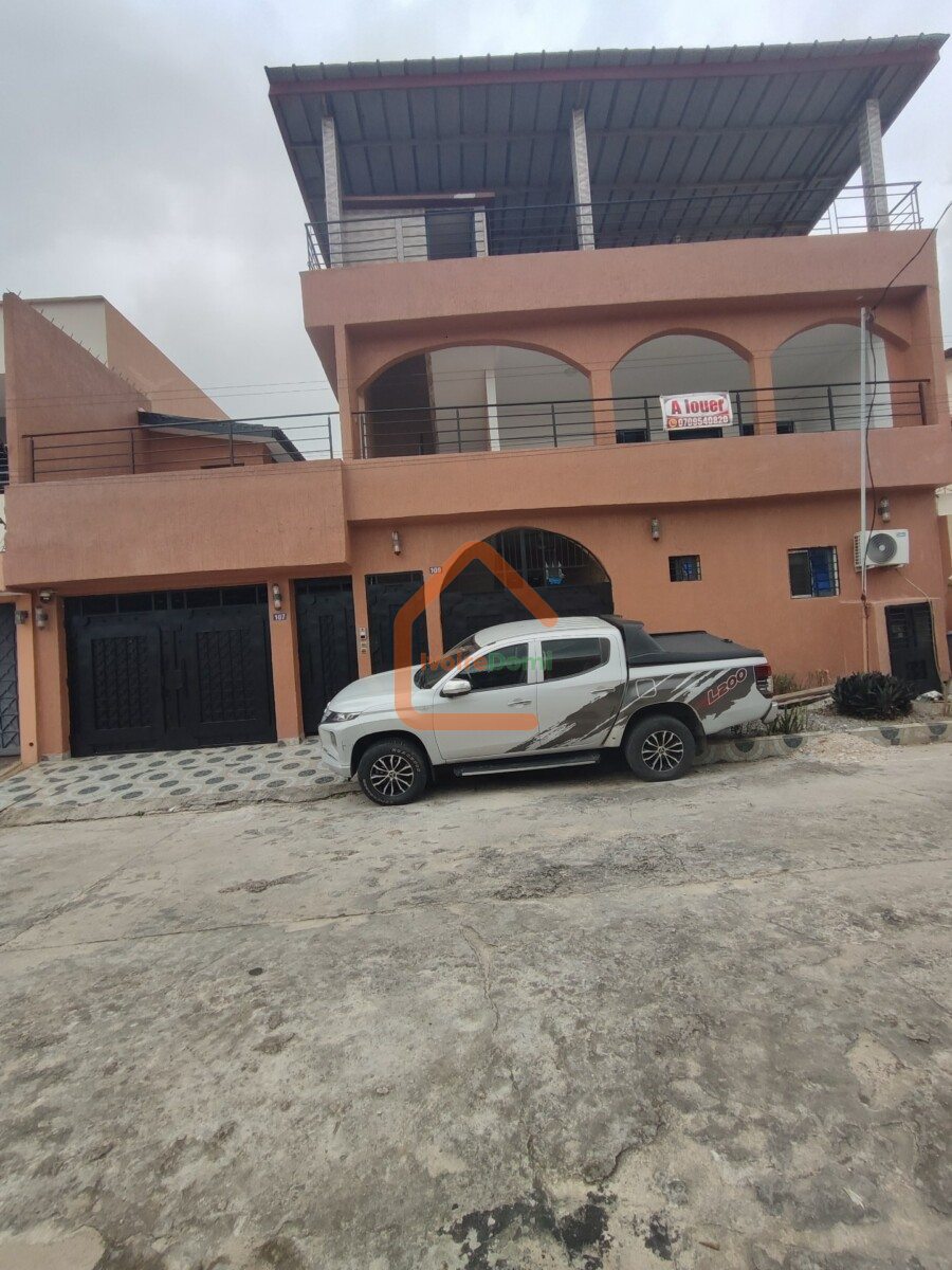 Triplex 8 pièces a bingerville FEH KESSÉ non loin de l’église notre dame de l’annonciation
