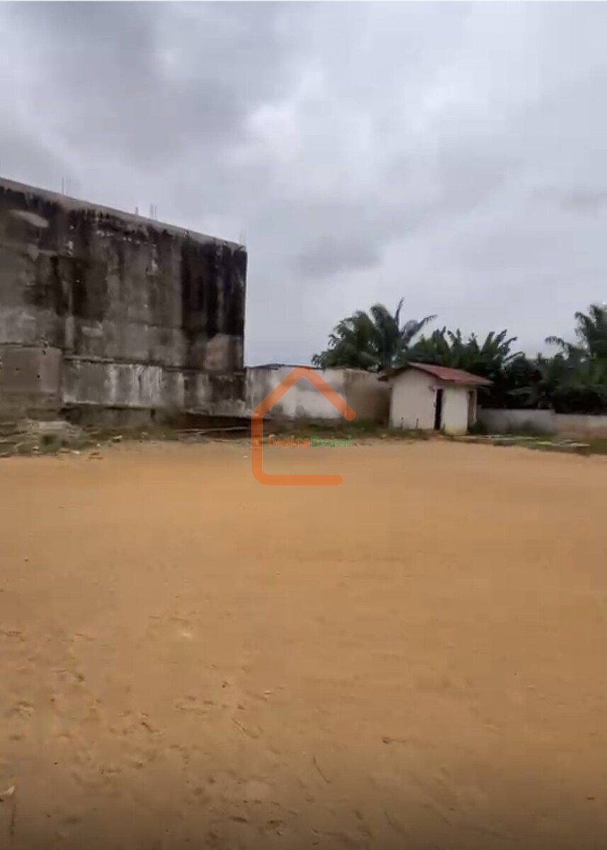 Terrain de 600M2 en vente à angre