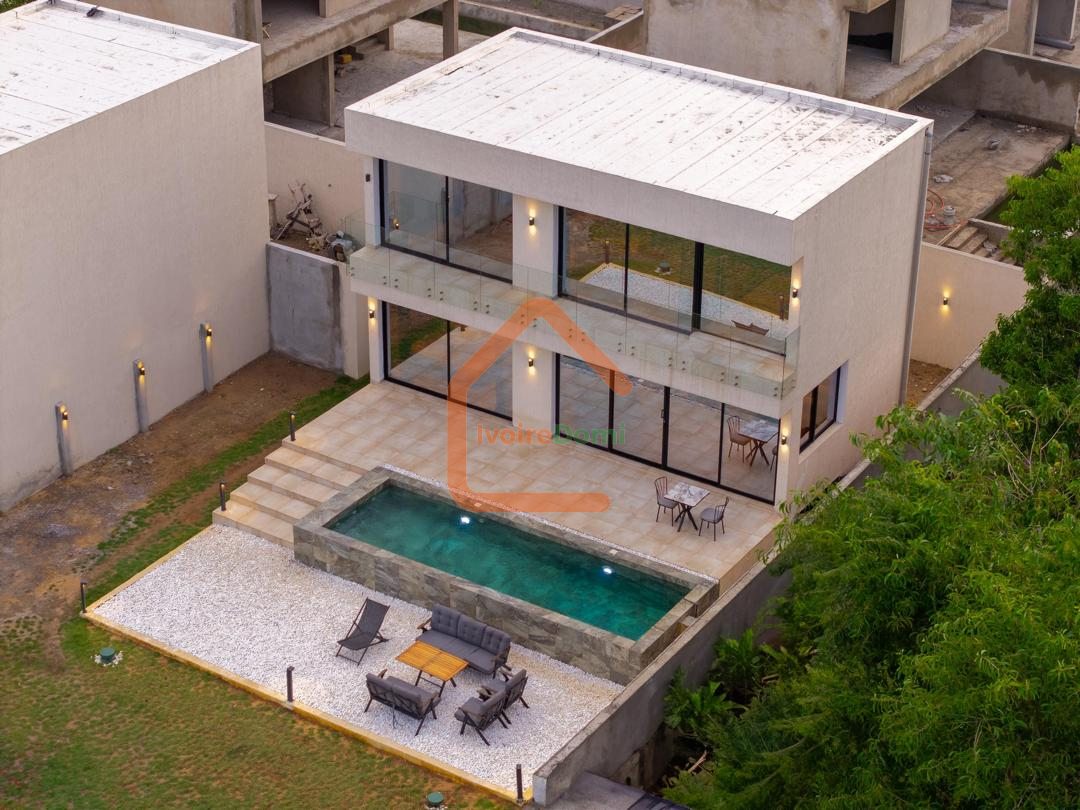 _🏡 VILLA DUPLEX À VENDRE – BINGERVILLE AKANDJÉ 2_ 📍 Zone calme, en plein développement