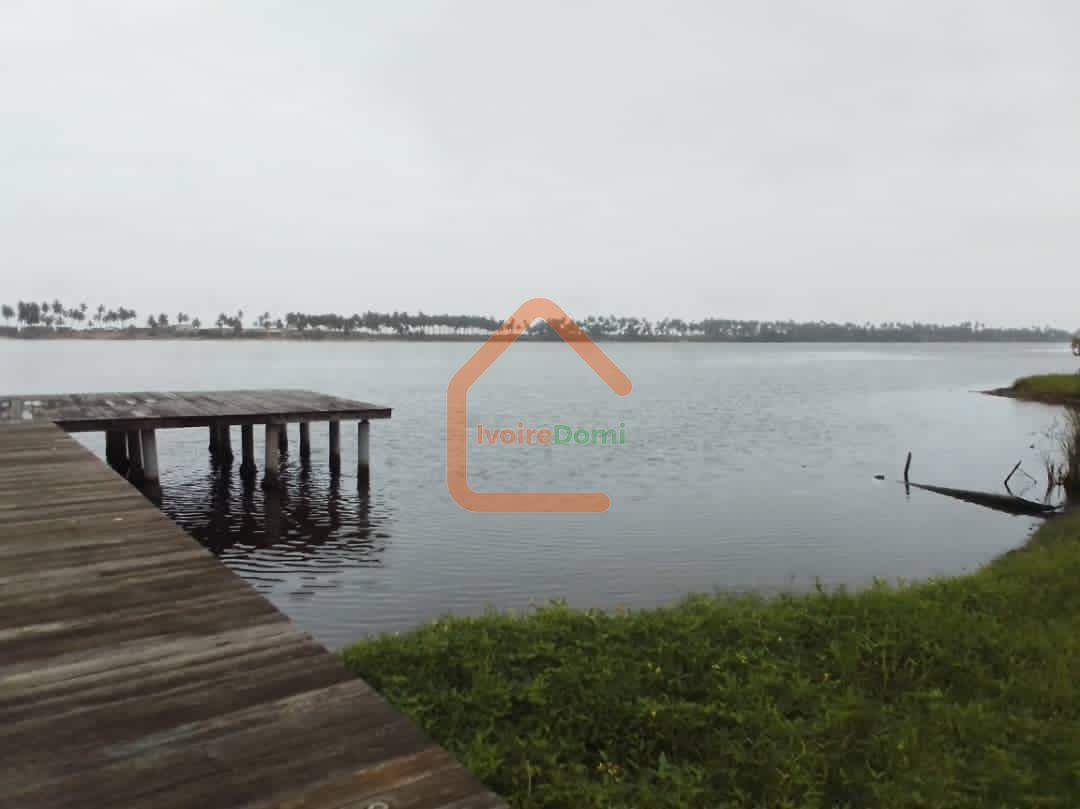Bingerville adjin après la chefferie une villa basse avec garage de 4 pièces avec cours avant