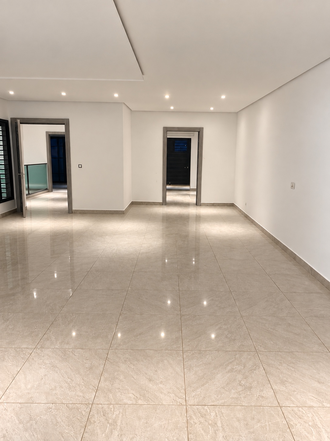 À LOUER – SOMPTUEUX DUPLEX DE 10 PIÈCES AVEC PISCINE