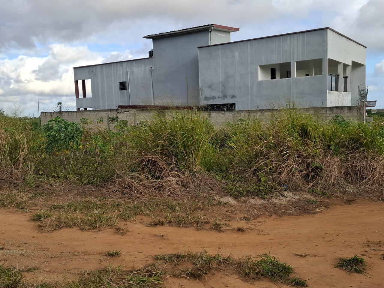 Terrain de 300 m2 avec à Songon