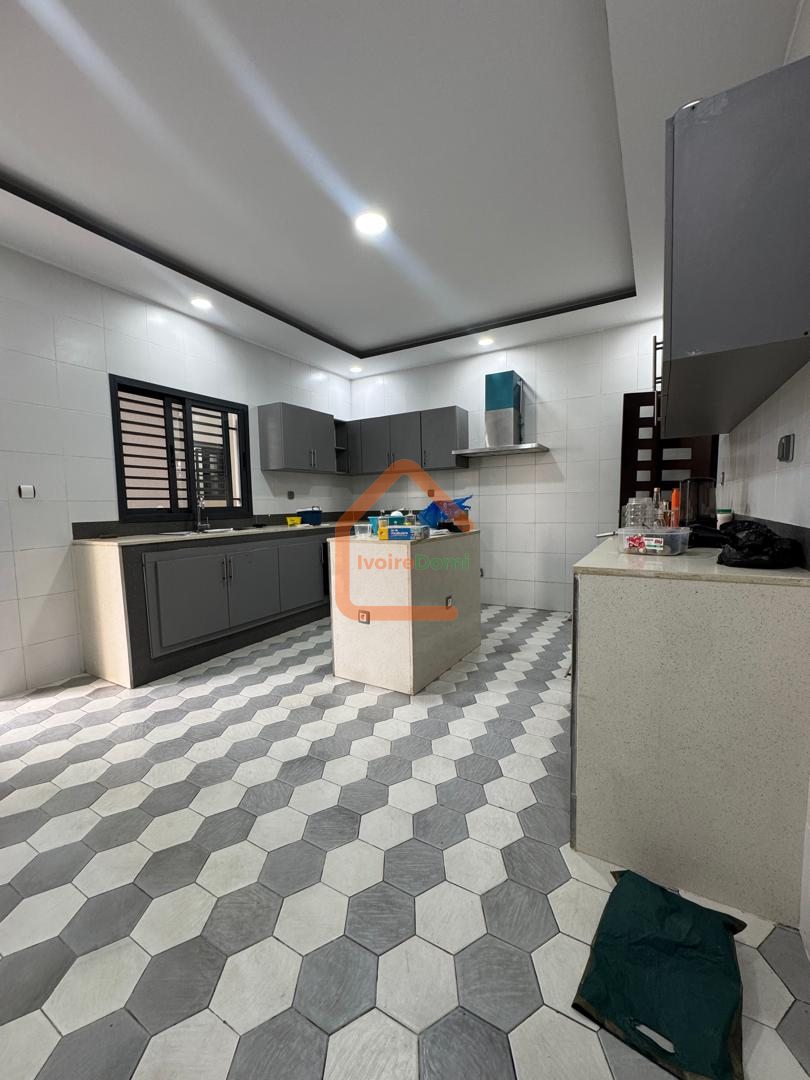 Villa duplex de 11 pièces bon standing