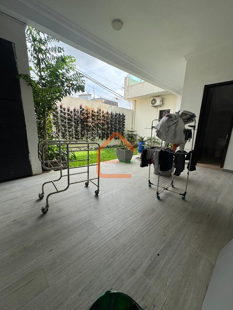 Villa duplex de 11 pièces bon standing