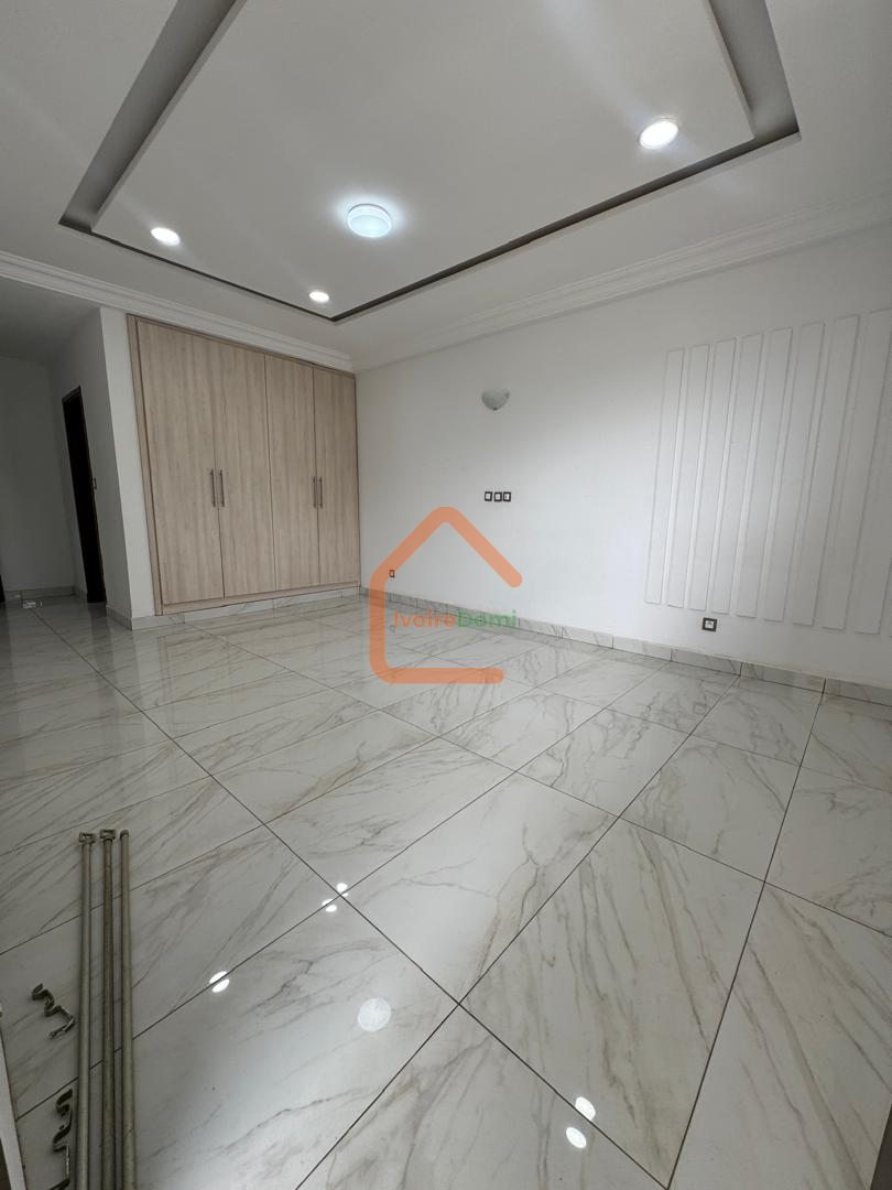 Villa duplex de 11 pièces bon standing