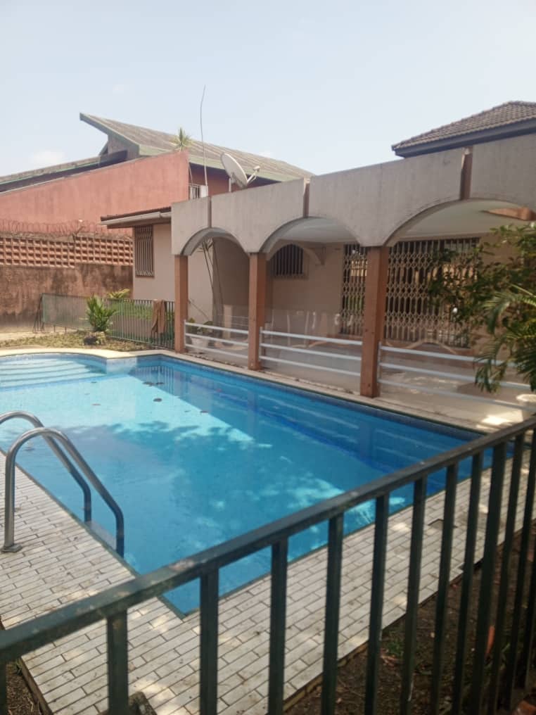 Villa 10 pièces avec piscine à louer à Cocody Vallon
