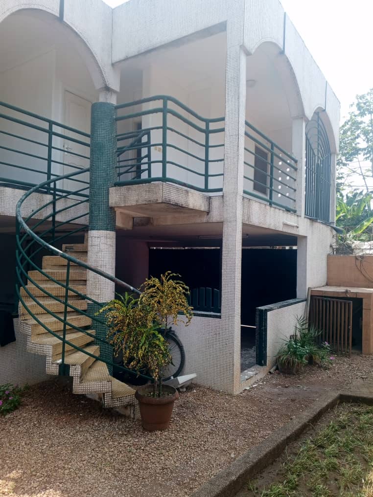Villa 10 pièces avec piscine à louer à Cocody Vallon
