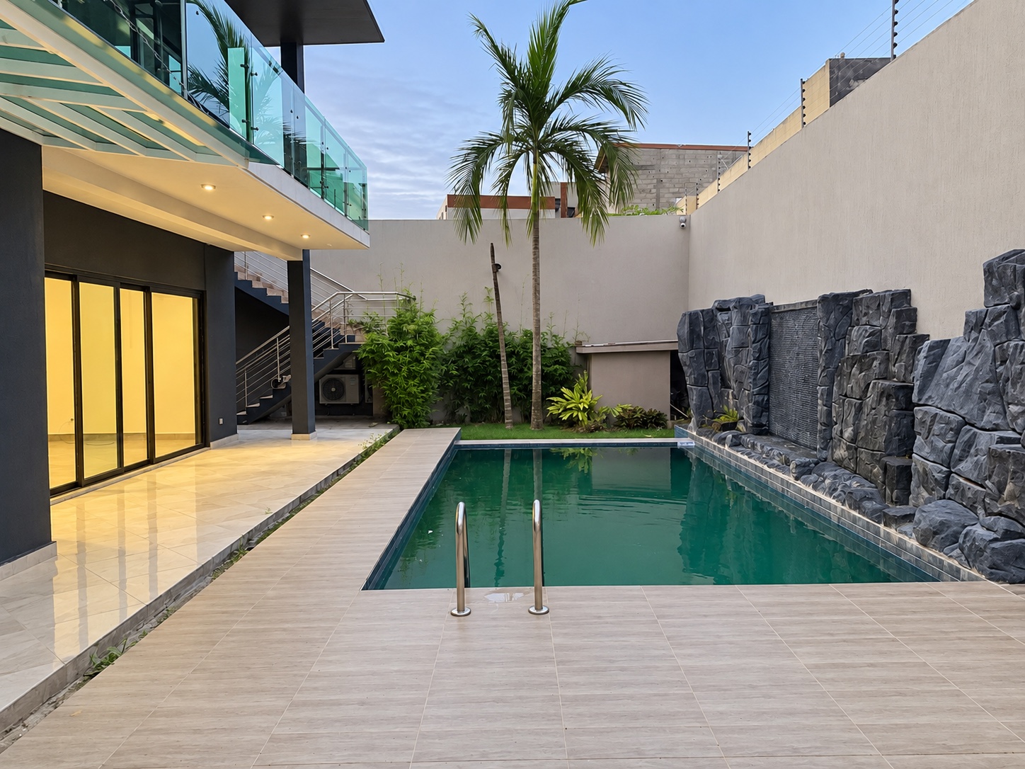 À LOUER – SOMPTUEUX DUPLEX DE 10 PIÈCES AVEC PISCINE