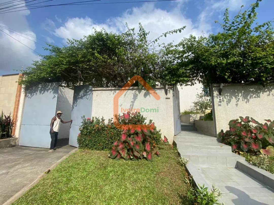 Villa basse en vente a cocody 2 plateaux les vallons