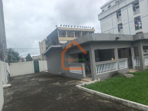 LOCAUX COMMERCIAUX EN VENTE