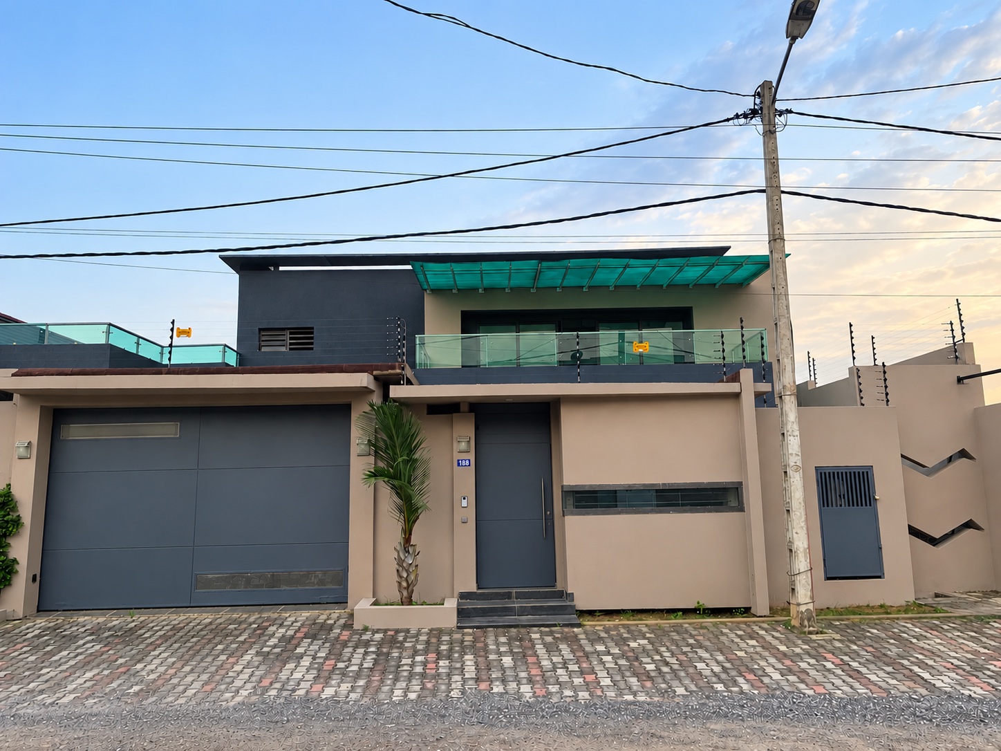À LOUER – SOMPTUEUX DUPLEX DE 10 PIÈCES AVEC PISCINE